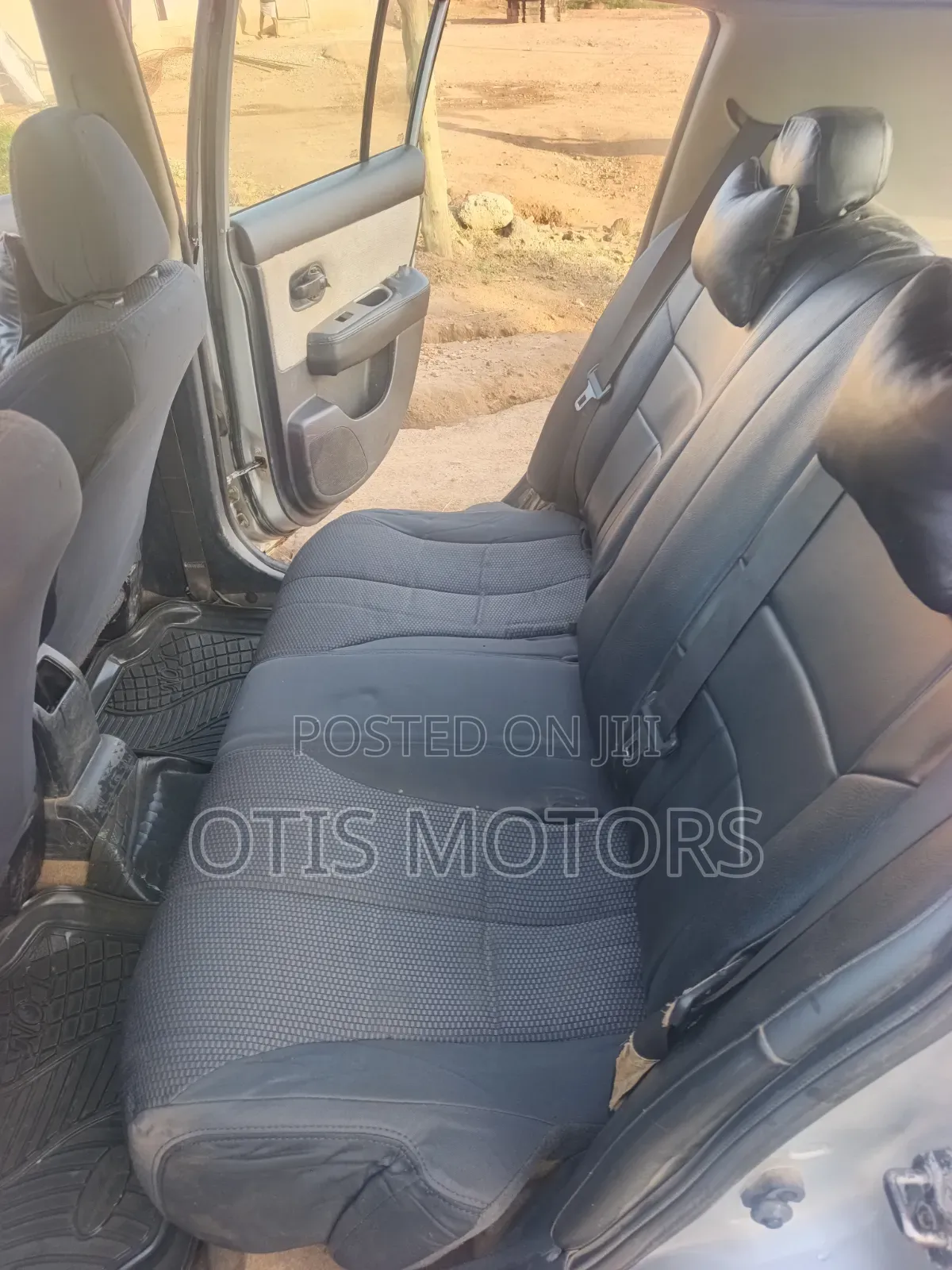 Nissan Versa Hatchback 1.8 S 2009 Silver