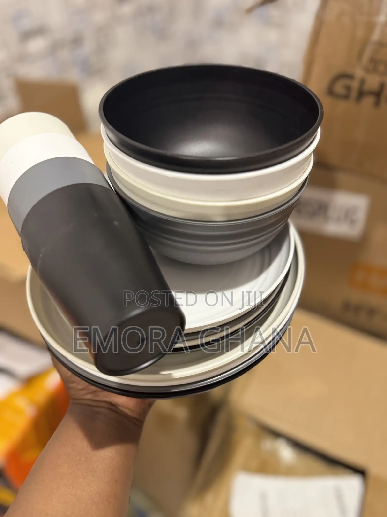 16 Pieces Plastic Tableware Bowls, Plates and Cups