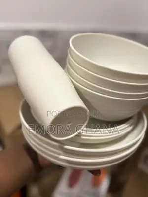 16 Pieces Plastic Tableware Bowls, Plates and Cups
