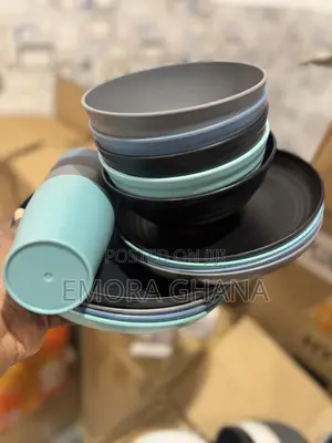 16 Pieces Plastic Tableware Bowls, Plates and Cups