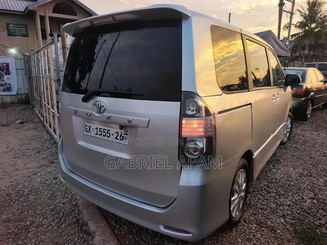 Toyota Voxy 2014 Silver