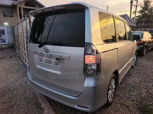 Toyota Voxy 2014 Silver