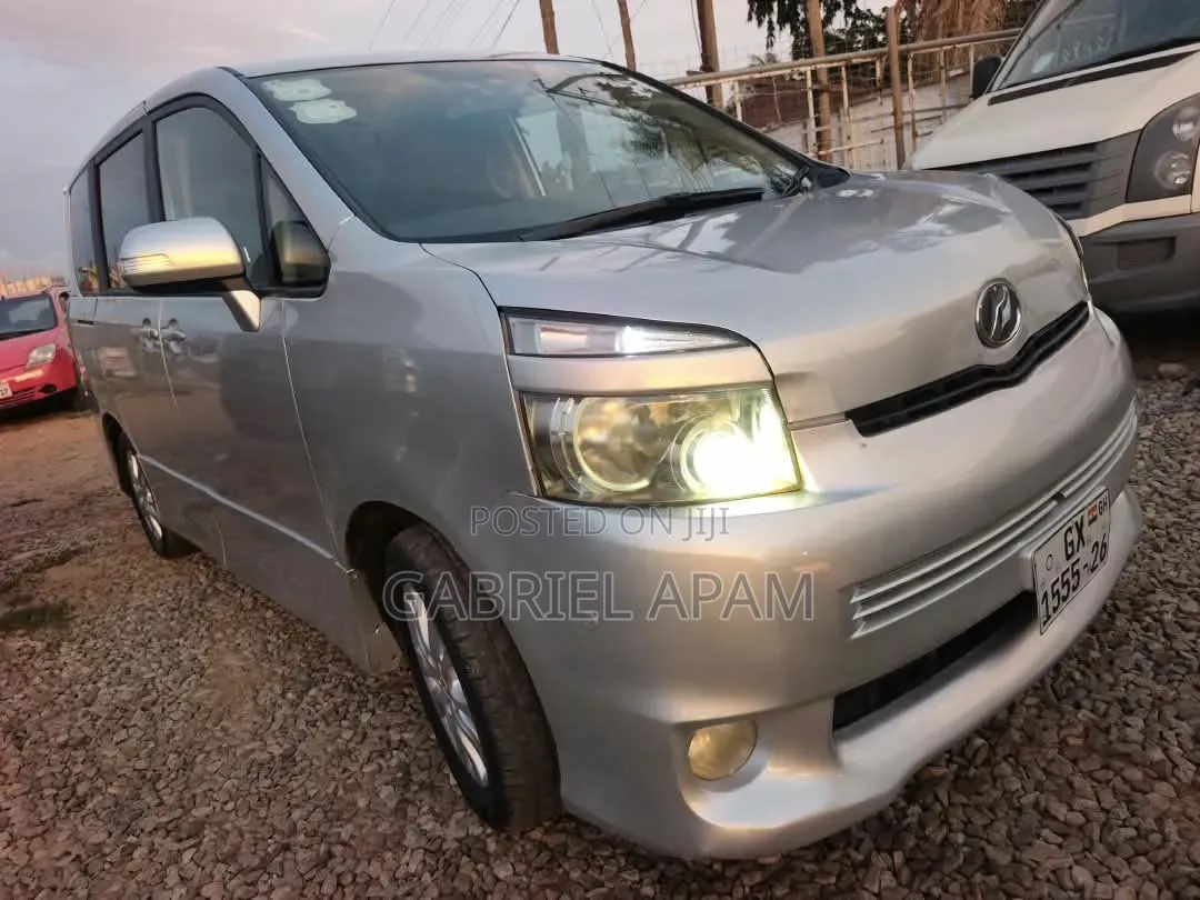 Toyota Voxy 2014 Silver