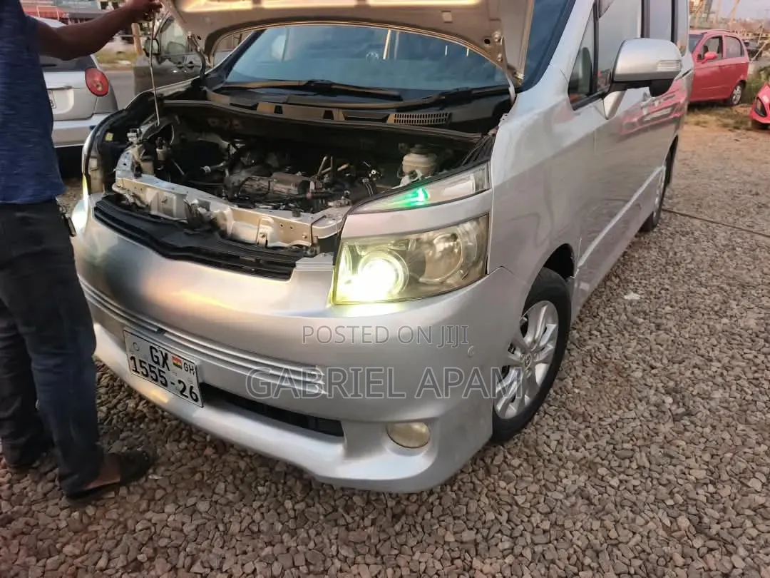 Toyota Voxy 2014 Silver