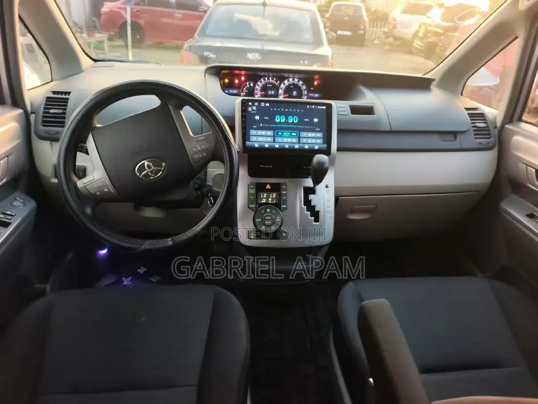 Toyota Voxy 2014 Silver