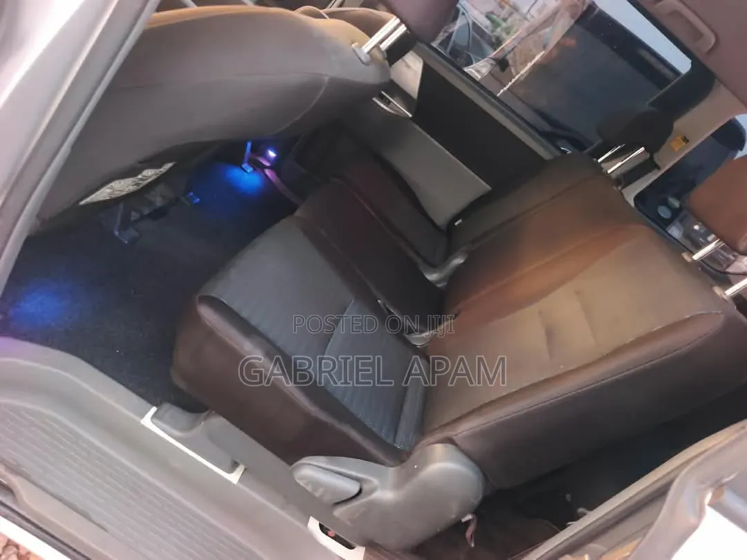 Toyota Voxy 2014 Silver