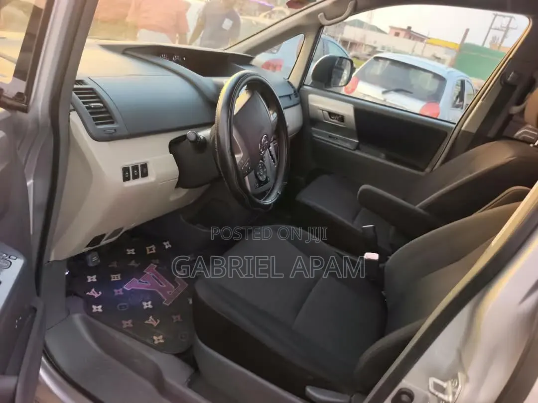 Toyota Voxy 2014 Silver