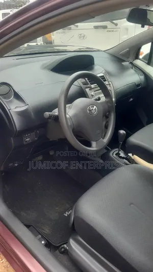 Toyota Vitz 1.3 FWD 5dr 2010 Maroon