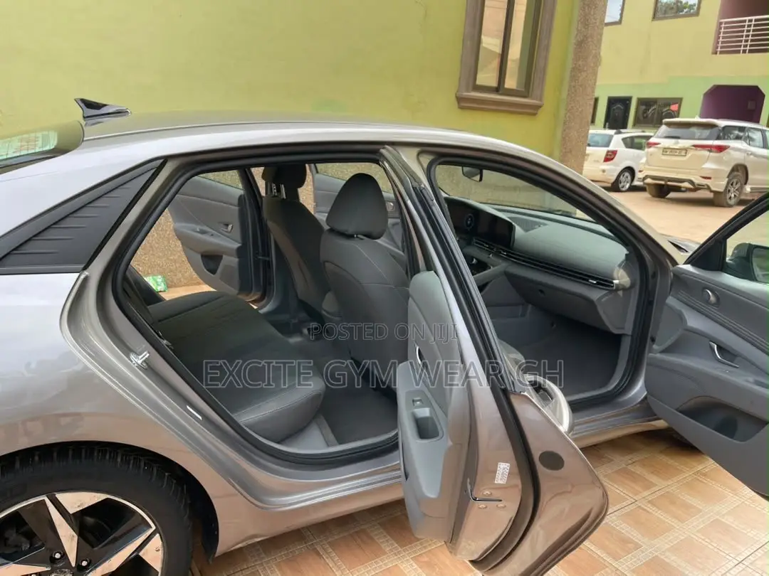 Hyundai Elantra SEL 2023 Gray