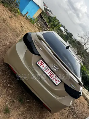 Hyundai Elantra Limited Sedan FWD (1.8L 4cyl 6A) 2013 Beige