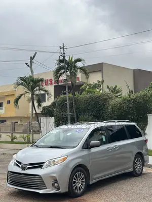 Toyota Sienna XLE Premium AWD 2019 Gray