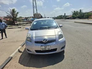Toyota Vitz 1.0 FWD 5dr 2010 Silver