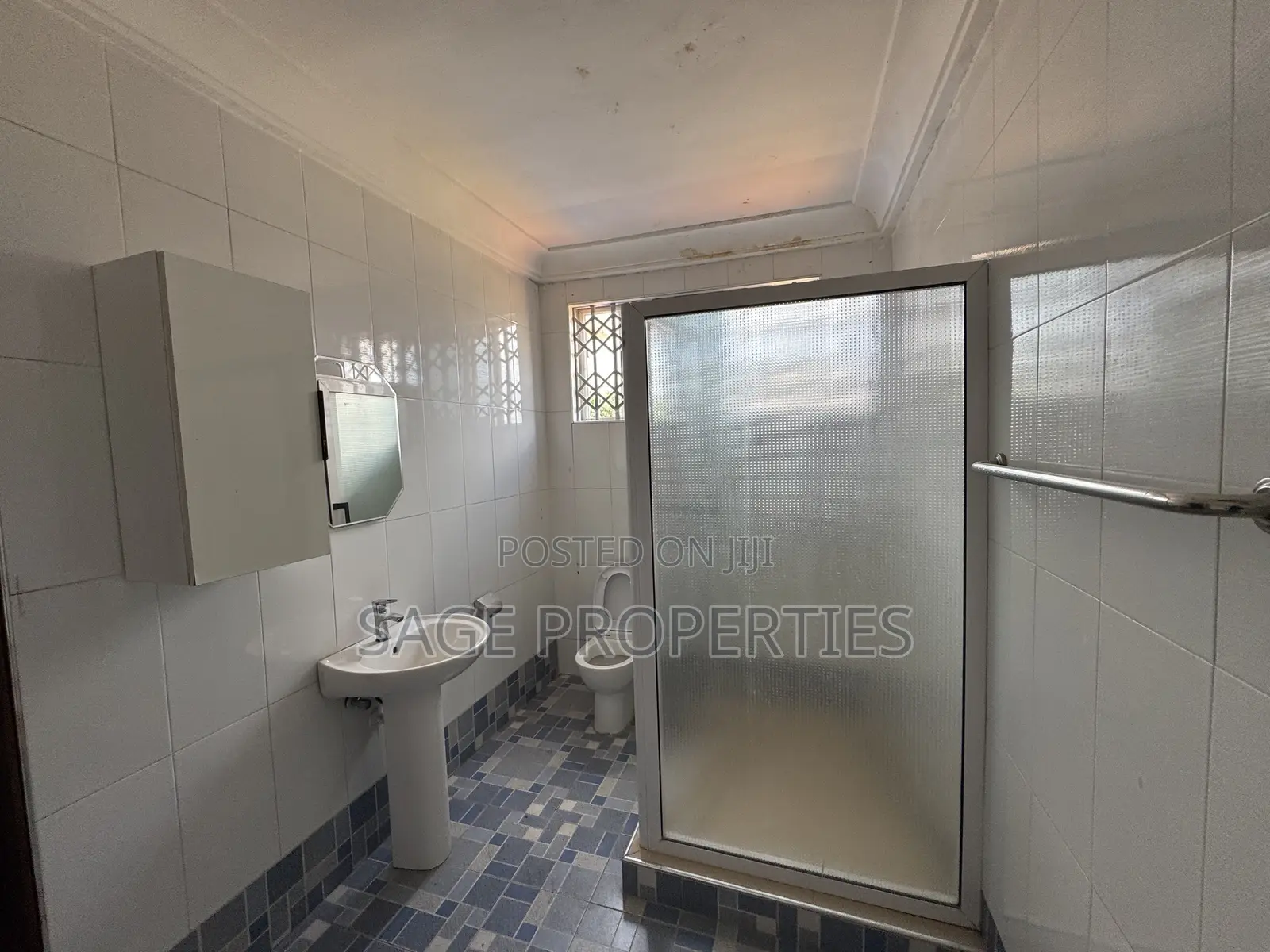 3bdrm Apartment in American House for rent