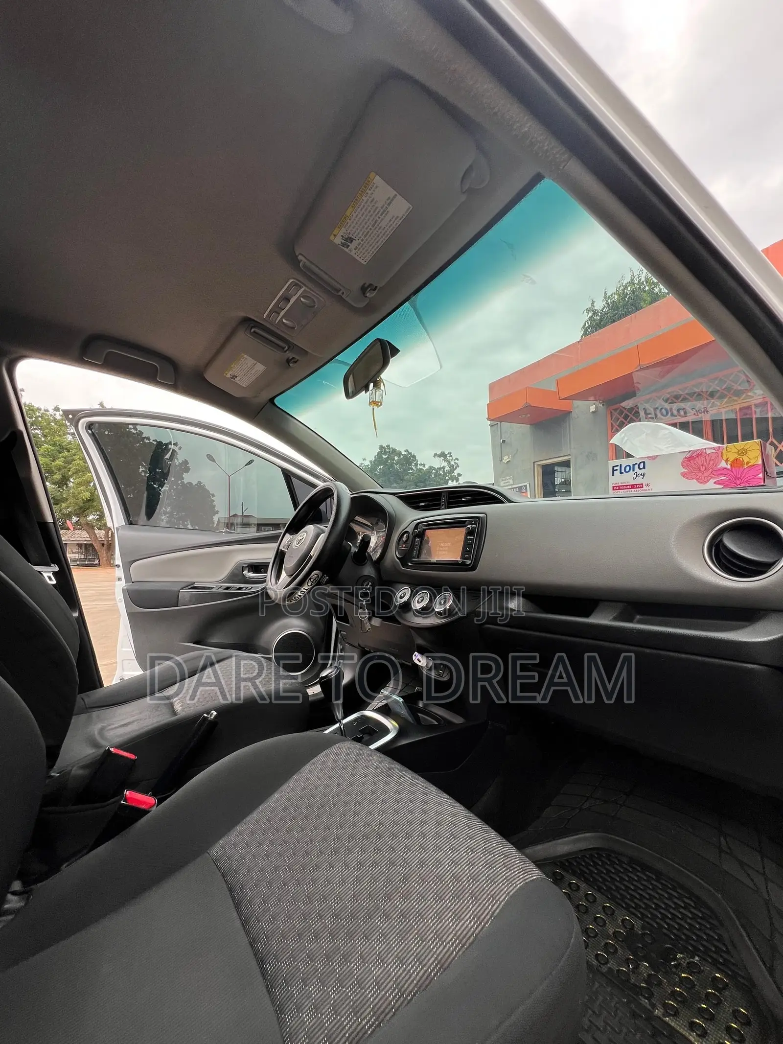 Toyota Yaris LE Hatchback 5dr 2015 White