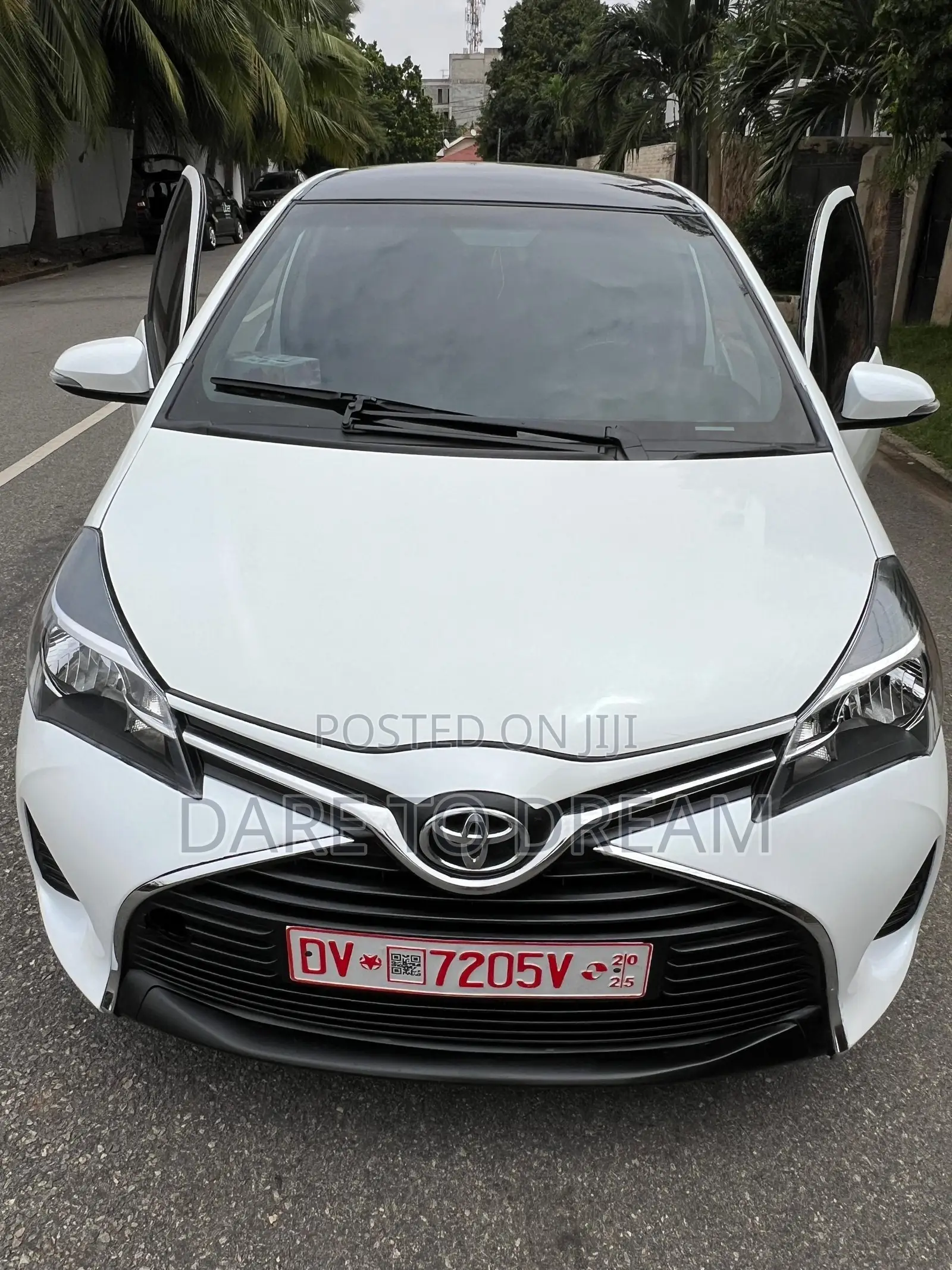 Toyota Yaris LE Hatchback 5dr 2015 White