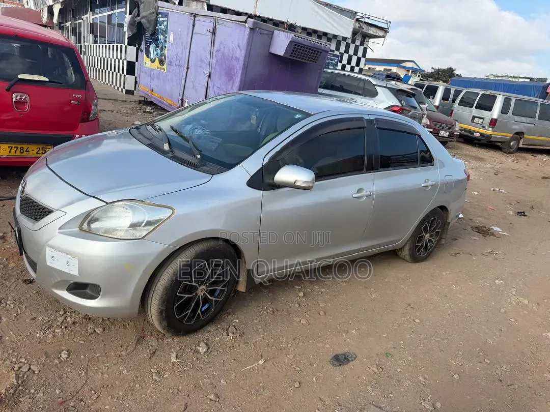 Toyota Belta 2010 Silver
