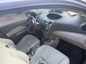 Toyota Belta 2010 Silver