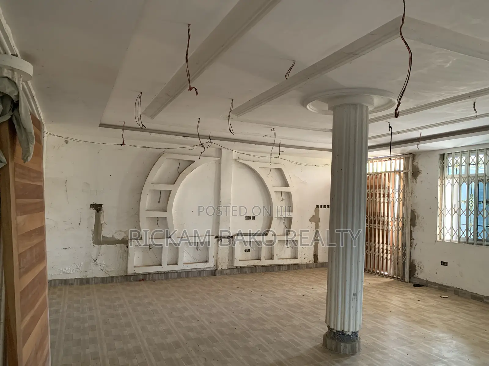 6bdrm Duplex in Tema Metropolitan for rent