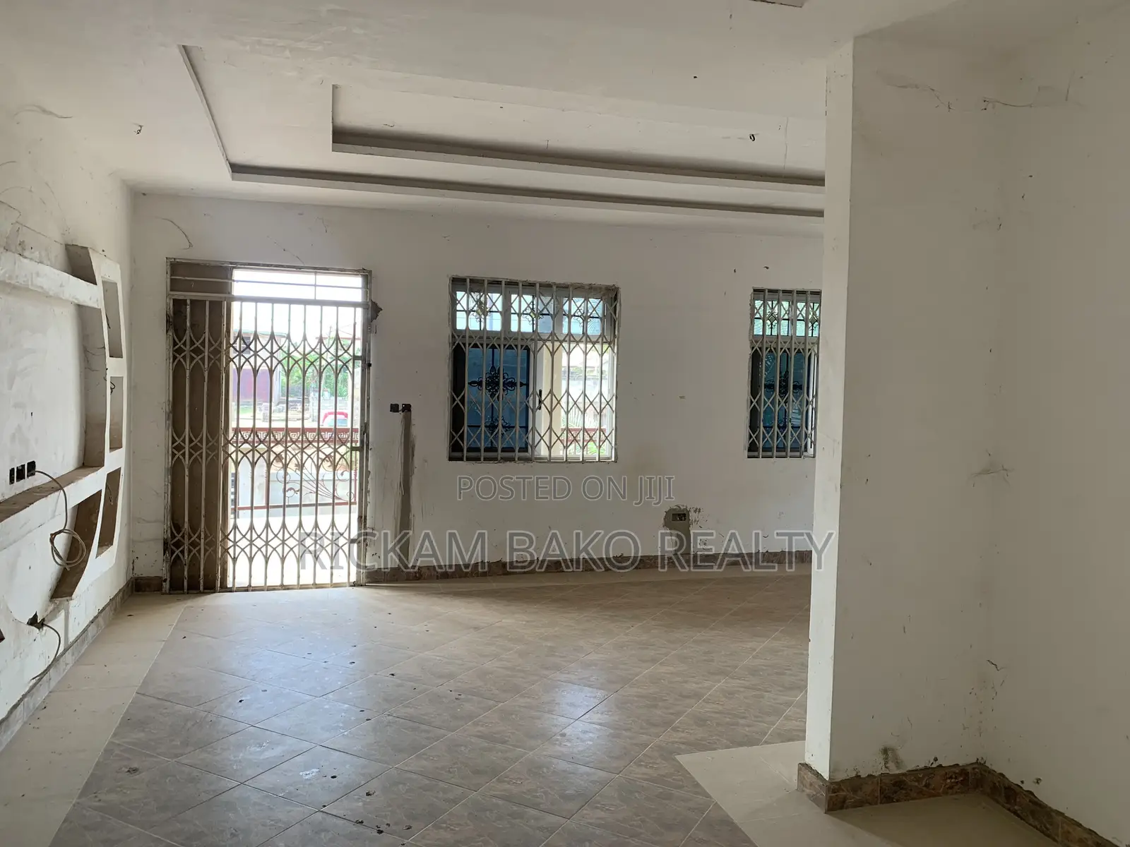 6bdrm Duplex in Tema Metropolitan for rent