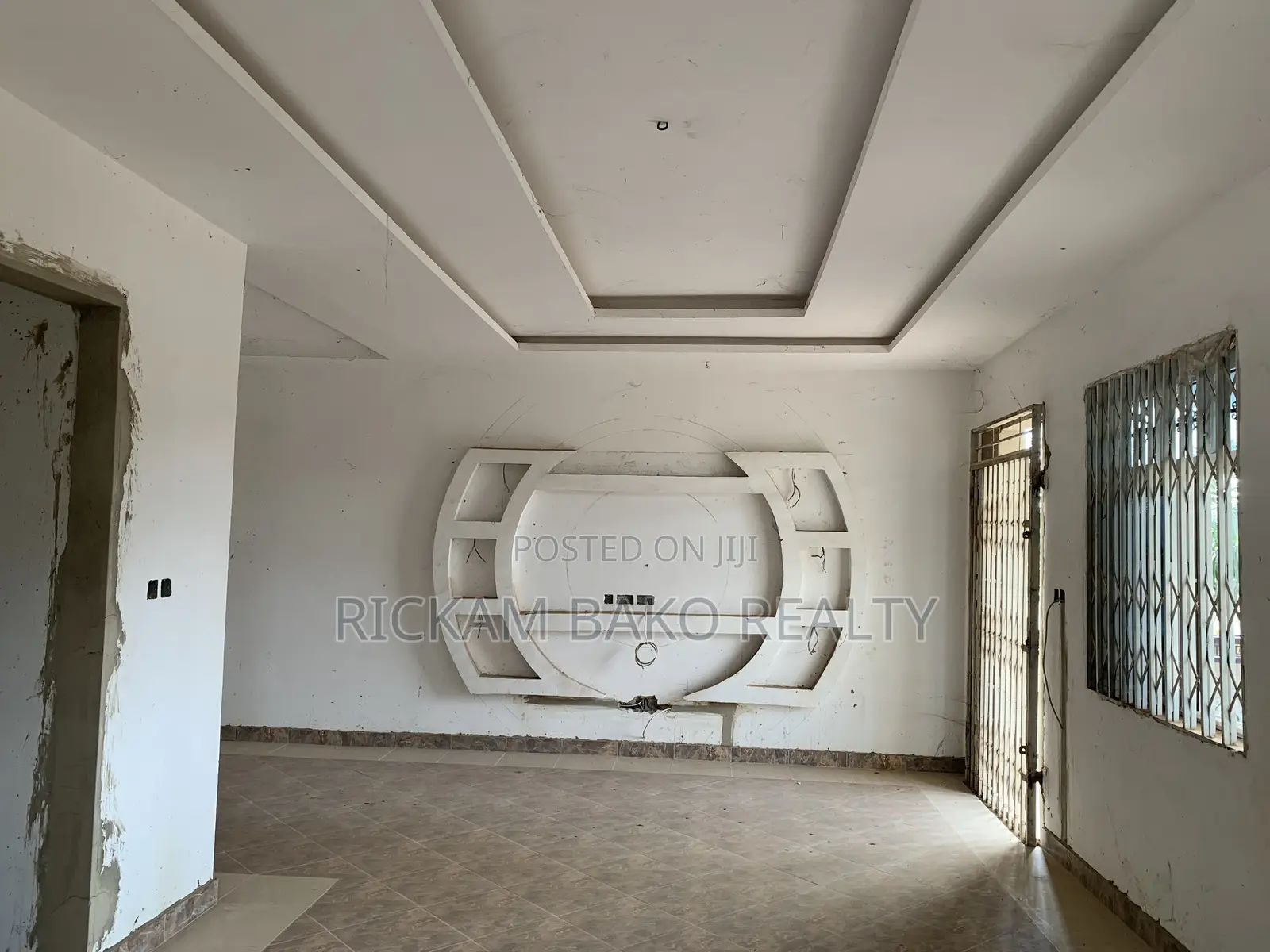 6bdrm Duplex in Tema Metropolitan for rent