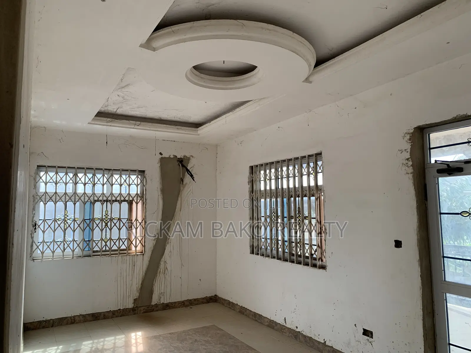 6bdrm Duplex in Tema Metropolitan for rent