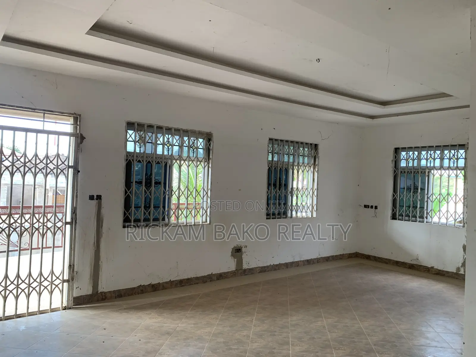 6bdrm Duplex in Tema Metropolitan for rent