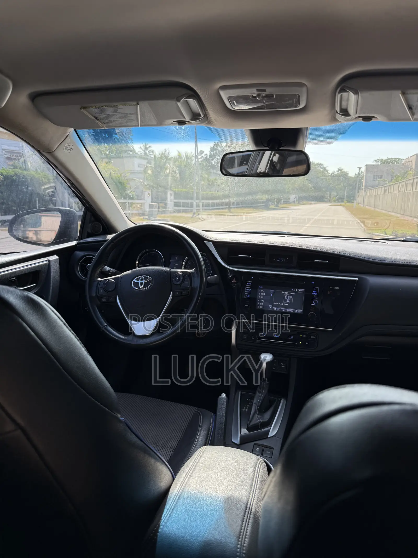 Toyota Corolla SE (1.8L 4cyl 6M) 2018 Black
