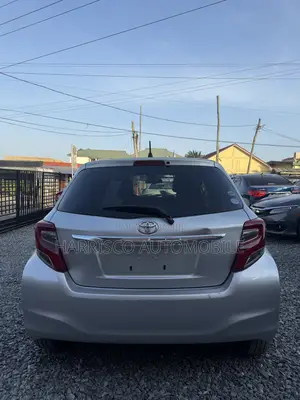 Toyota Vitz 1.0 FWD 3dr 2015 Silver
