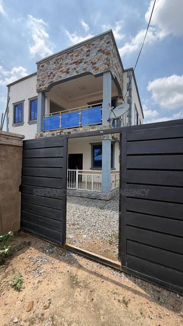 4bdrm House in Sefdard Properties, Amasaman for sale