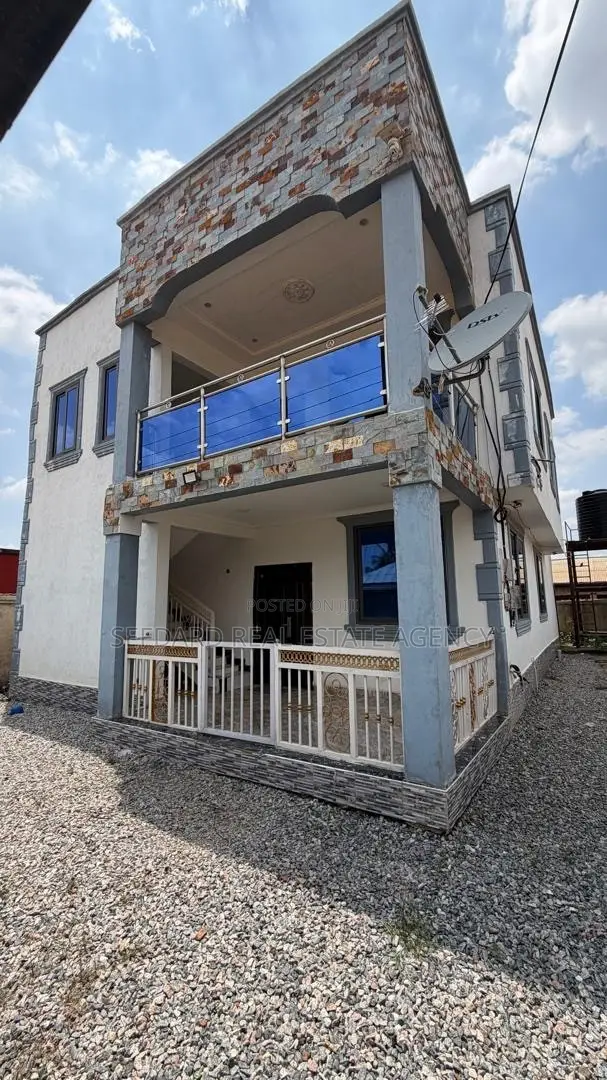 4bdrm House in Sefdard Properties, Amasaman for sale