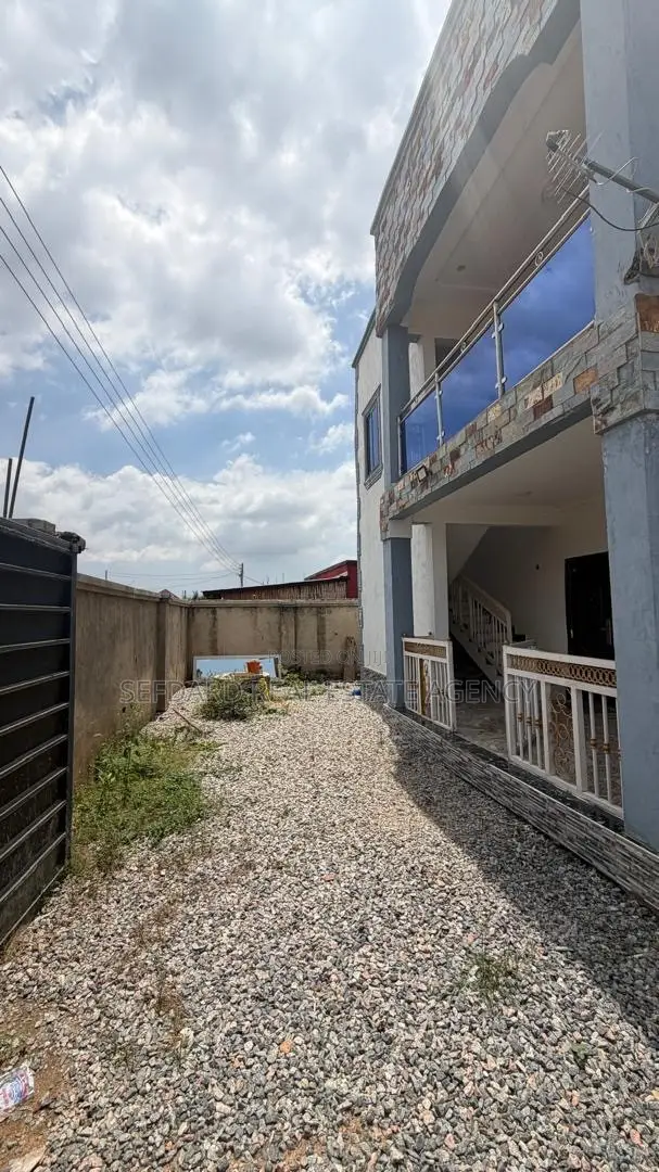 4bdrm House in Sefdard Properties, Amasaman for sale