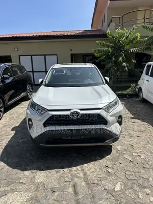 Toyota RAV4 XLE FWD 2023 White