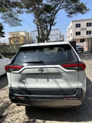 Toyota RAV4 XLE FWD 2023 White