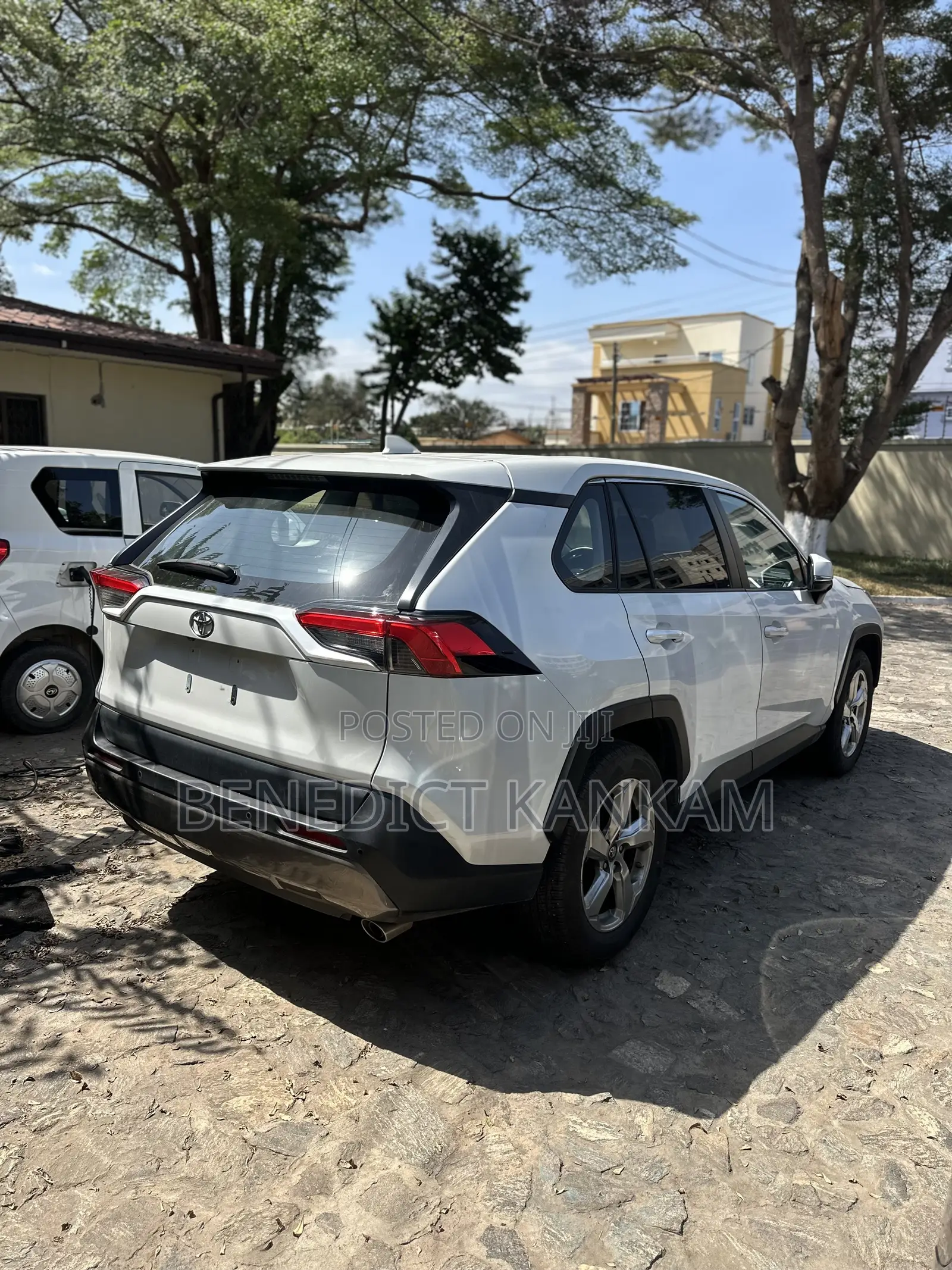 Toyota RAV4 XLE FWD 2023 White