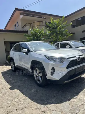 Toyota RAV4 XLE FWD 2023 White
