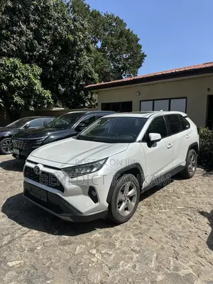 Toyota RAV4 XLE FWD 2023 White