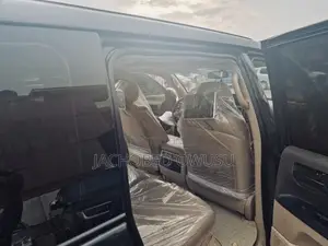 Toyota Land Cruiser 4.6 V8 AX 2012 Black