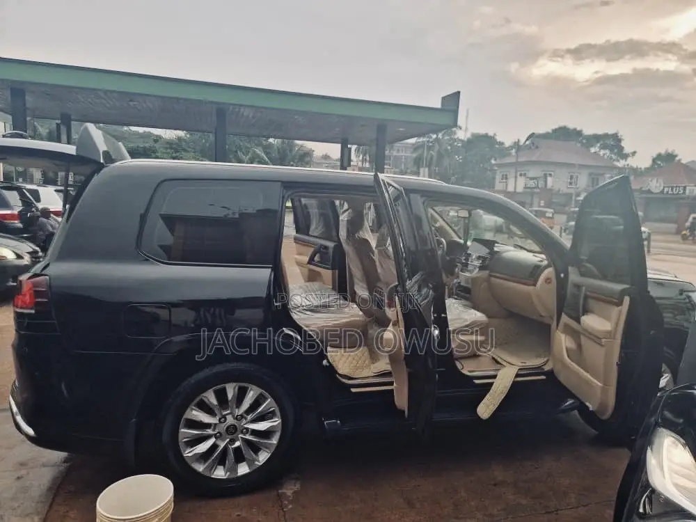 Toyota Land Cruiser 4.6 V8 AX 2012 Black