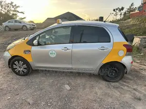 Toyota Vitz 1.0 FWD 3dr 2010 Gray