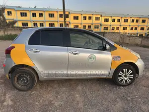 Toyota Vitz 1.0 FWD 3dr 2010 Gray