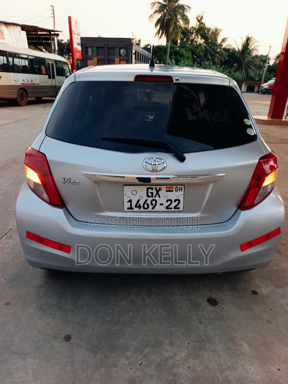 Toyota Vitz 1.0 FWD 5dr 2013 Silver