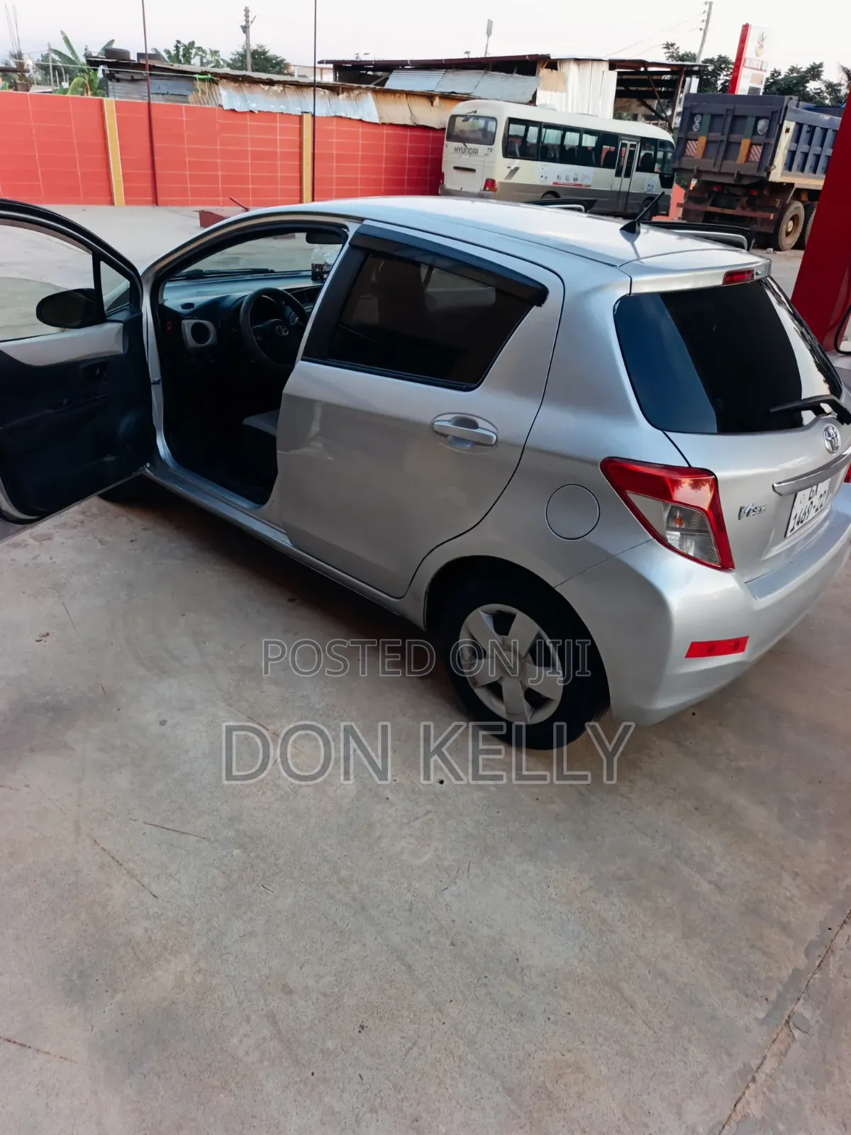 Toyota Vitz 1.0 FWD 5dr 2013 Silver