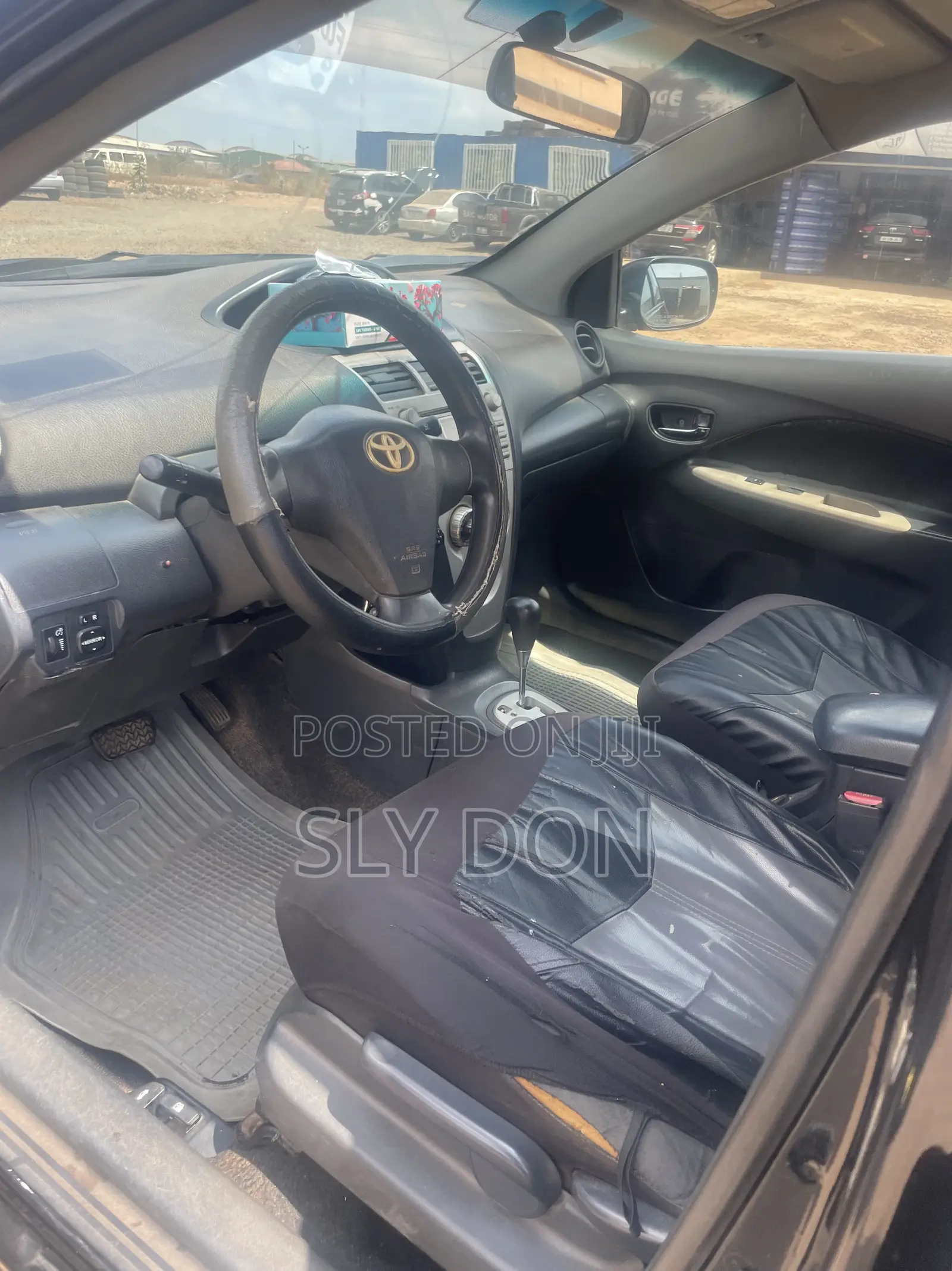 Toyota Yaris Base Hatchback 3dr 2010 Black