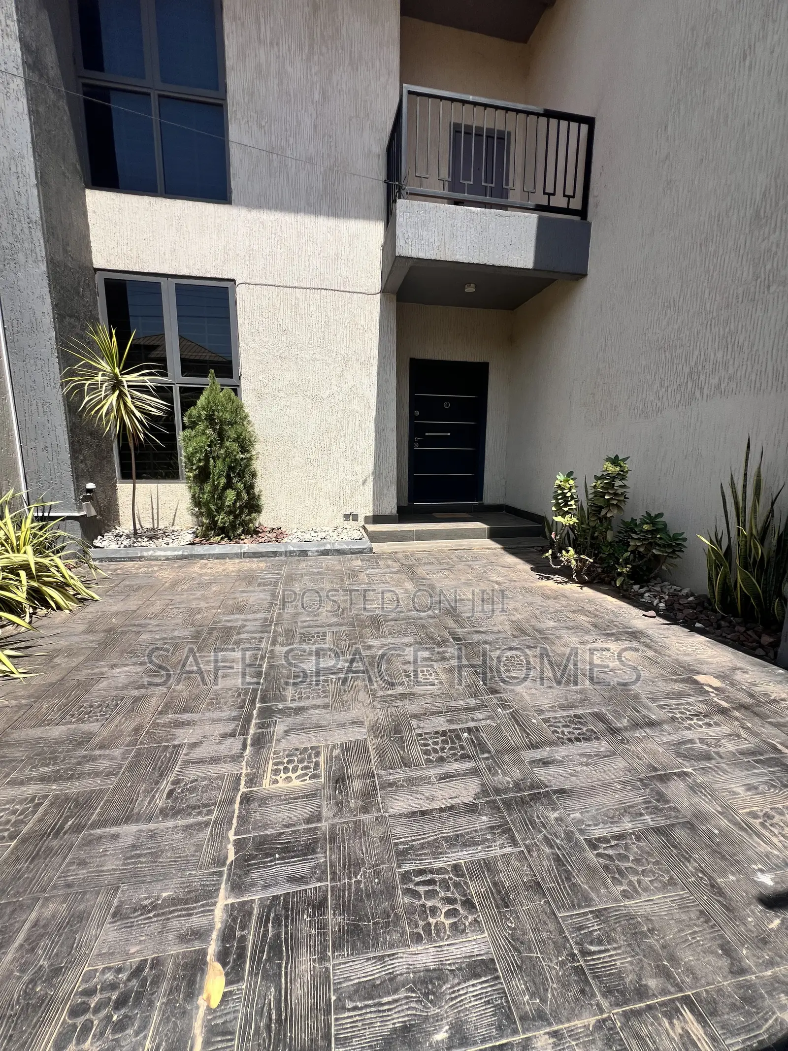 3bdrm Duplex in Ghana Link Area for rent