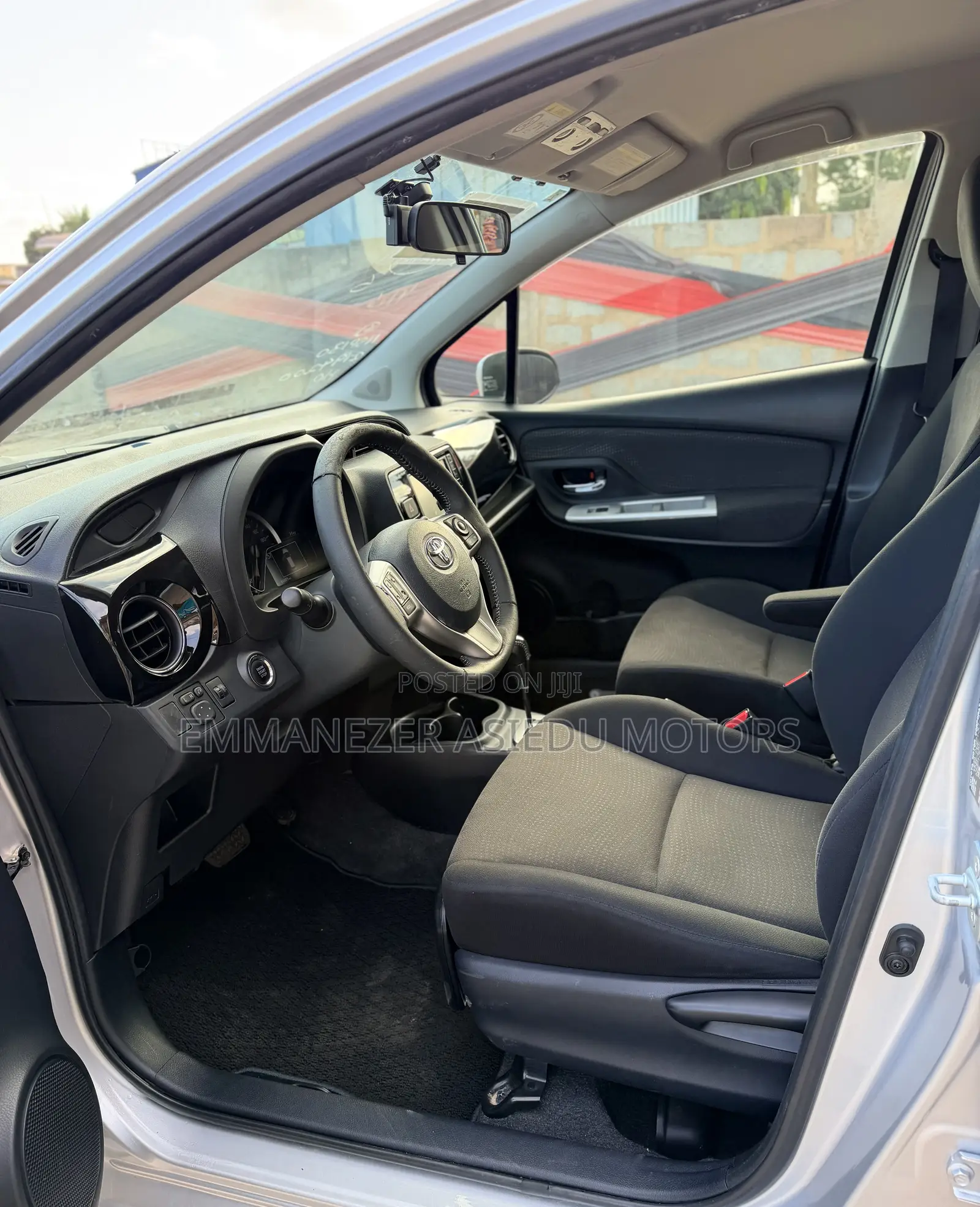 Toyota Vitz 1.3 FWD 5dr 2015 Silver