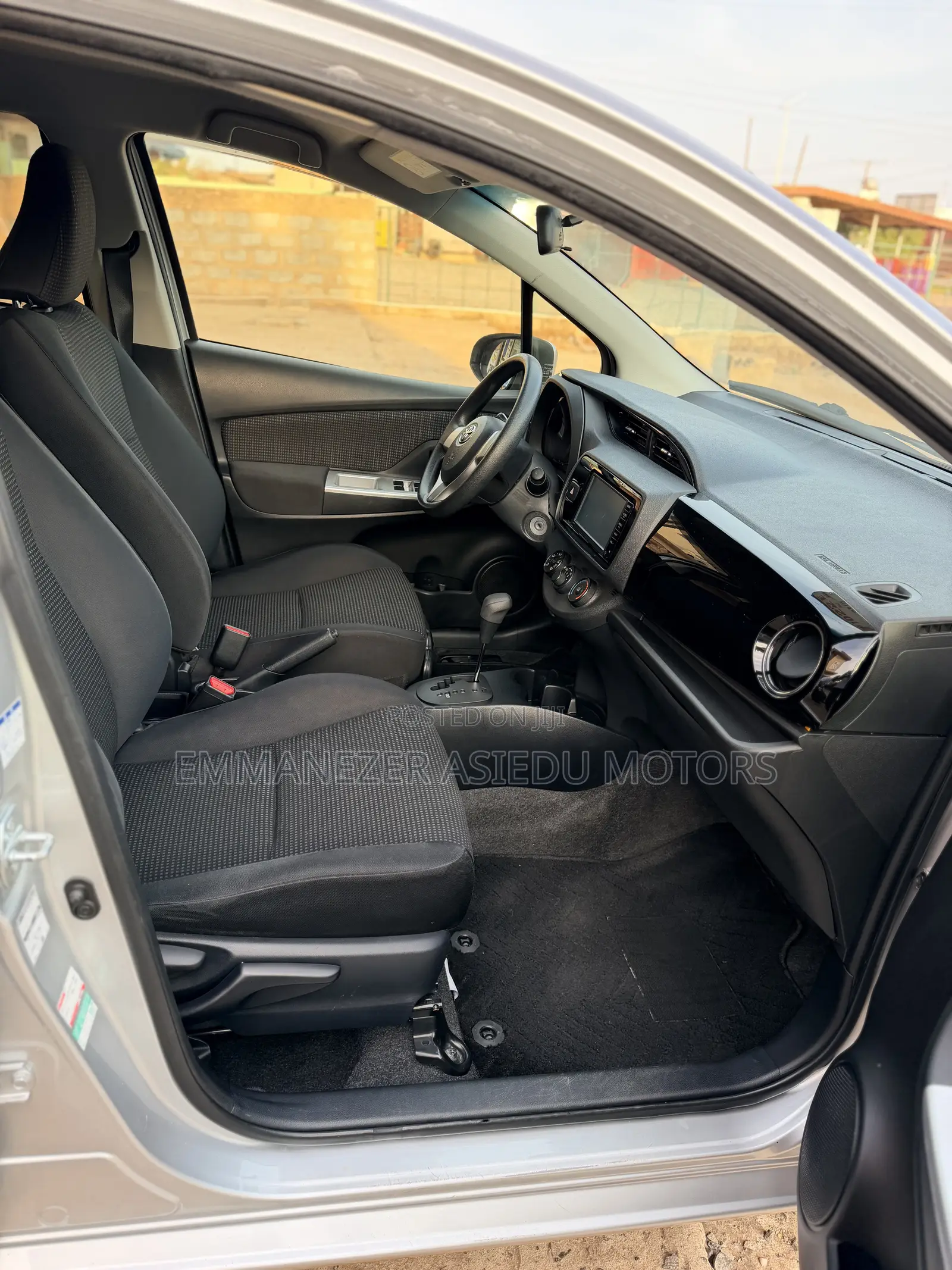 Toyota Vitz 1.3 AWD 5dr 2015 Silver