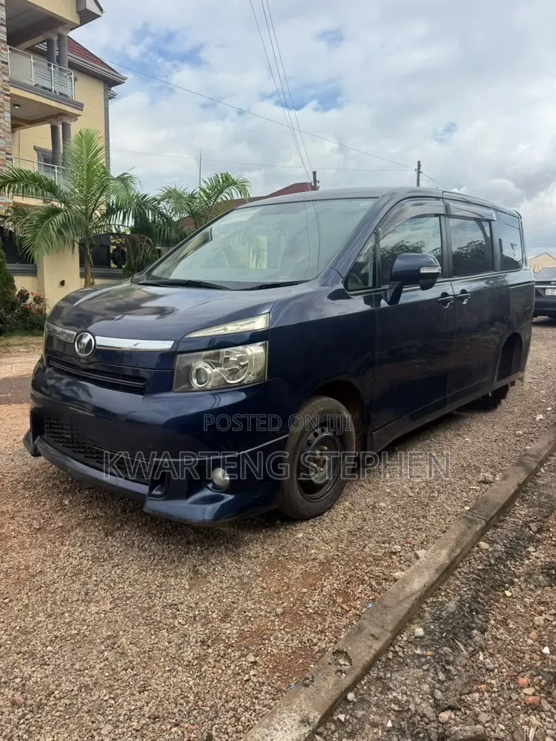 Toyota Voxy V 4WD 8-Seater 2011 Black