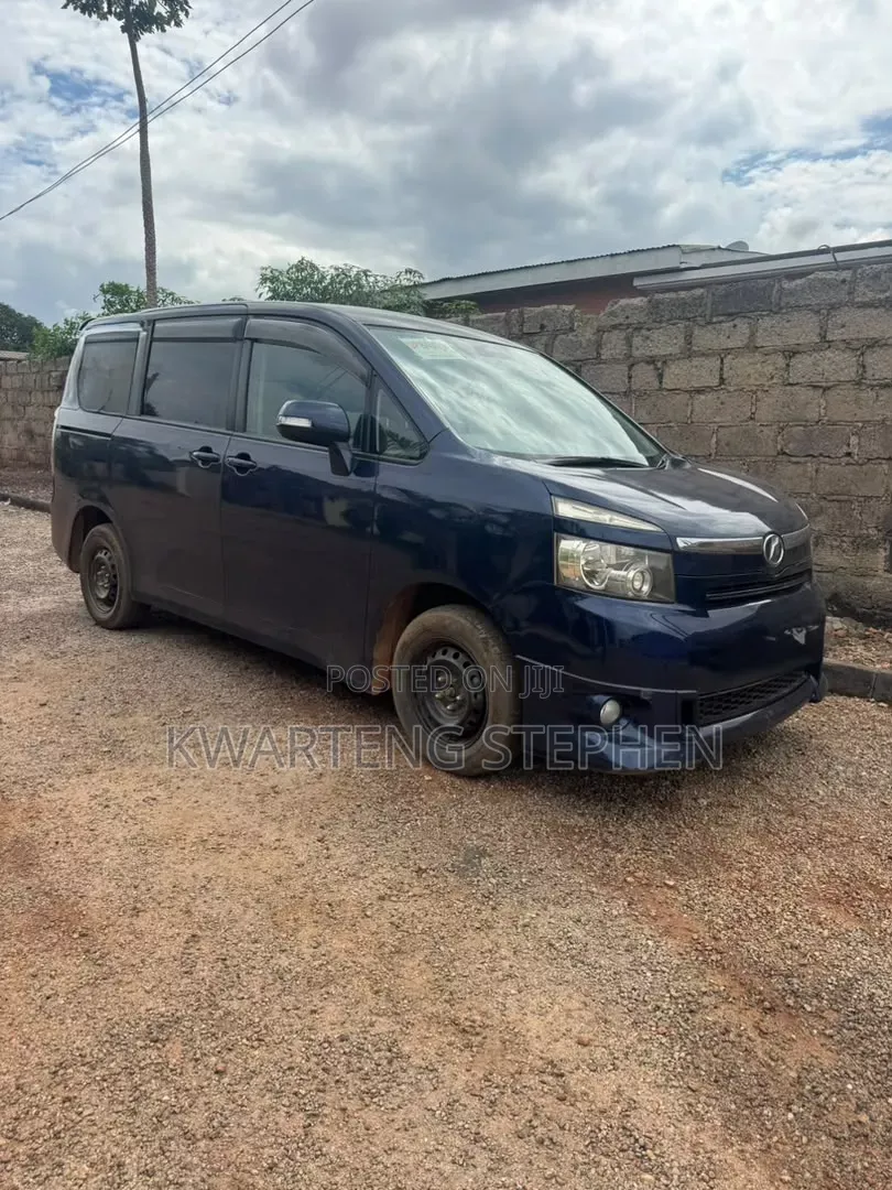 Toyota Voxy V 4WD 8-Seater 2011 Black