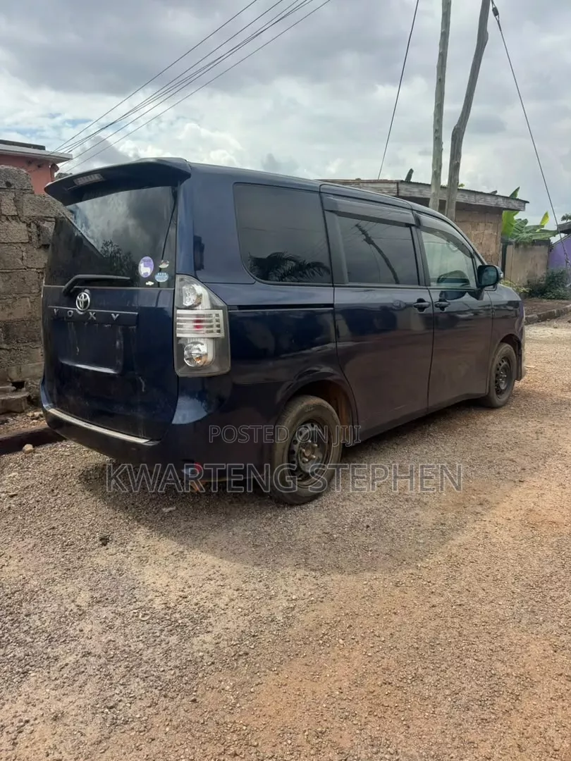 Toyota Voxy V 4WD 8-Seater 2011 Black