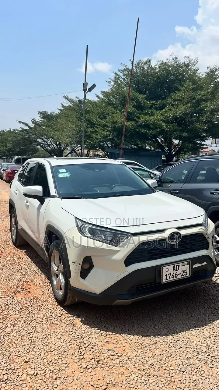 Toyota RAV4 XLE 2021 White
